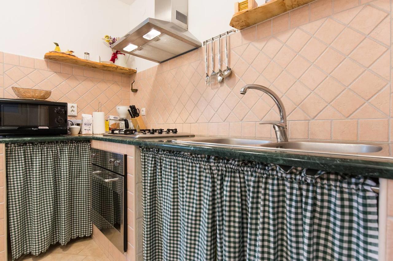 Megi1 Apartment Vrbnik Bagian luar foto